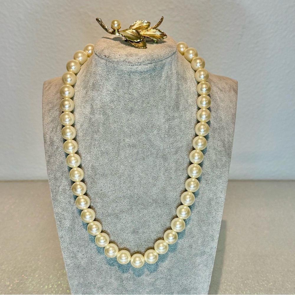 Vintage Faux Pearls Necklace 18” & Gold tone Leaves & Faux Pearl Brooch - Picture 3 of 5